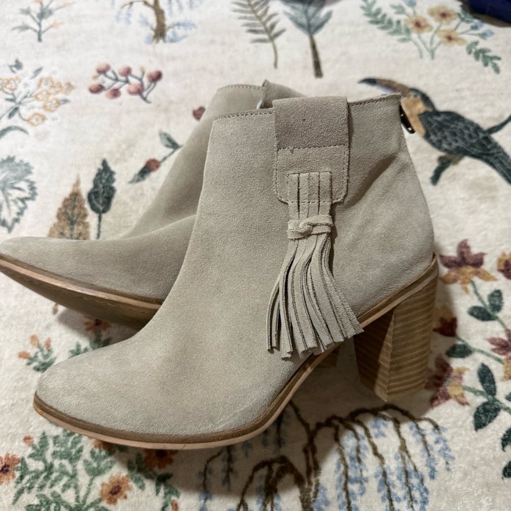 Seychelles Fringe Taupe Suede Score Booties Size 8